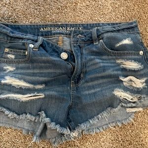 Short distressed shorts